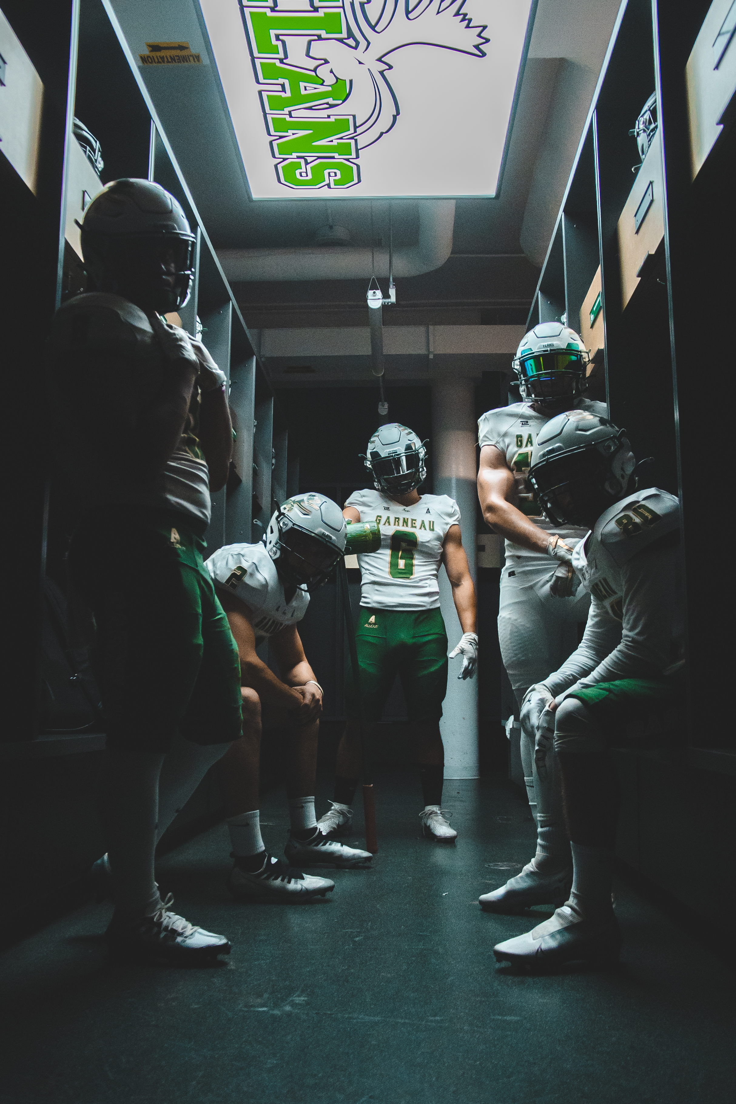 Vince Noël Photographe - Équipe football Garneau dans vestiaire