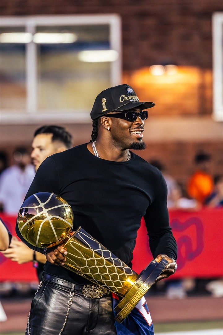 Un homme avec un trophée